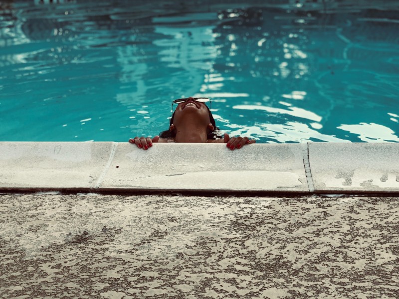 泳池里的美女图片(13张)
