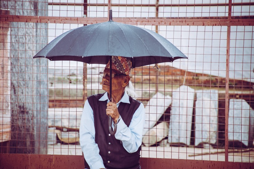 下雨天撑伞的人图片(11张)