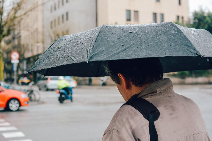 下雨天撑伞的人图片(11张)