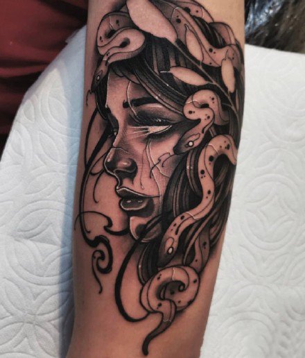 包臂女郎纹身  黑灰色的9款包臂女郎纹身作品图片