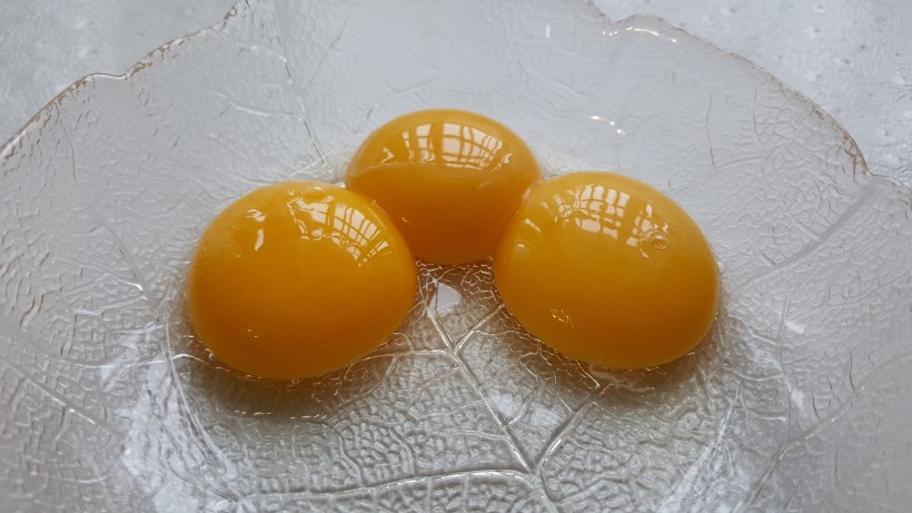 打破鸡蛋露出蛋清蛋黄图片(9张)