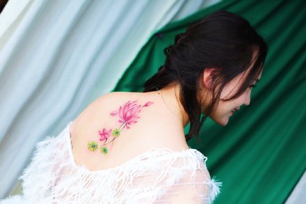 女生的一组粉色系小花花纹身图片