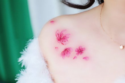 女生的一组粉色系小花花纹身图片