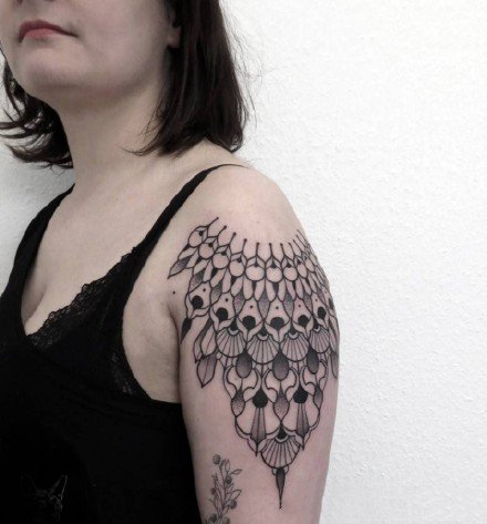女性的一组黑灰色梵花纹身图欣赏