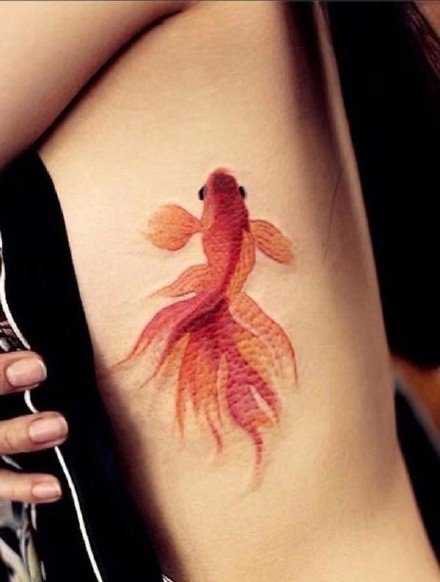 金鱼纹身 漂亮的9张唯美彩色小金鱼纹身图案