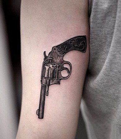 小手枪纹身 小黑色的9张手枪纹身图案欣赏