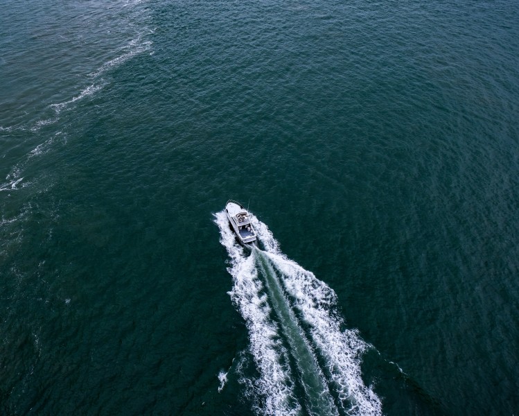 大海里的快艇图片(12张)
