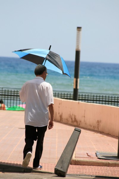 打着雨伞的人图片(14张)