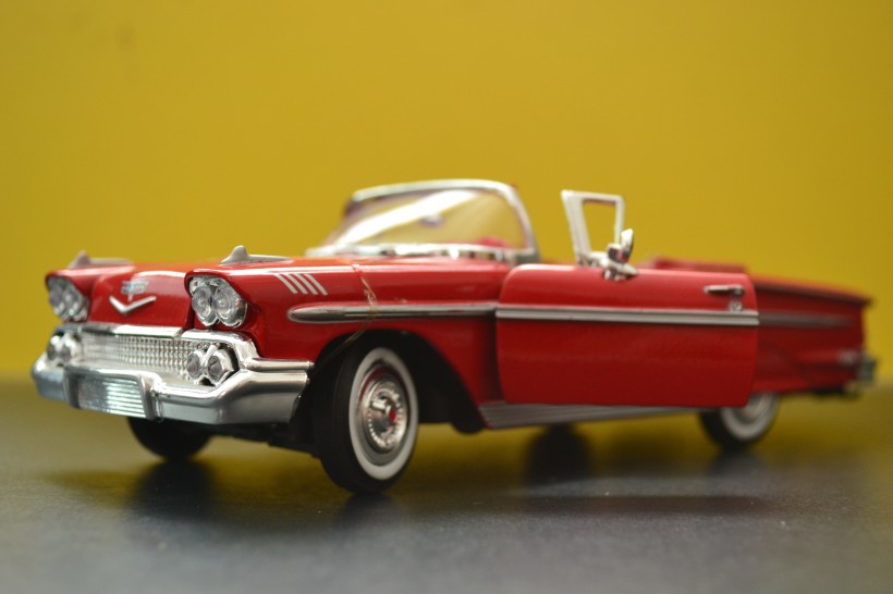 红色复古汽车模型图片(12张)