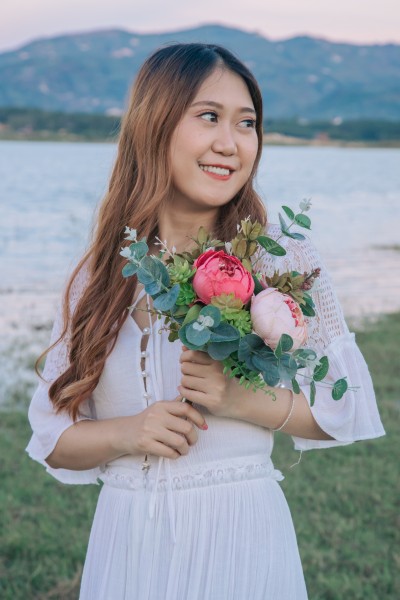 穿白裙的长发美女图片(11张)