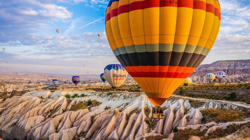 土耳其卡帕多西亚冉冉升起的热气球情景图片(10张)