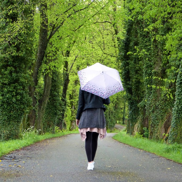 打着雨伞的人图片(14张)