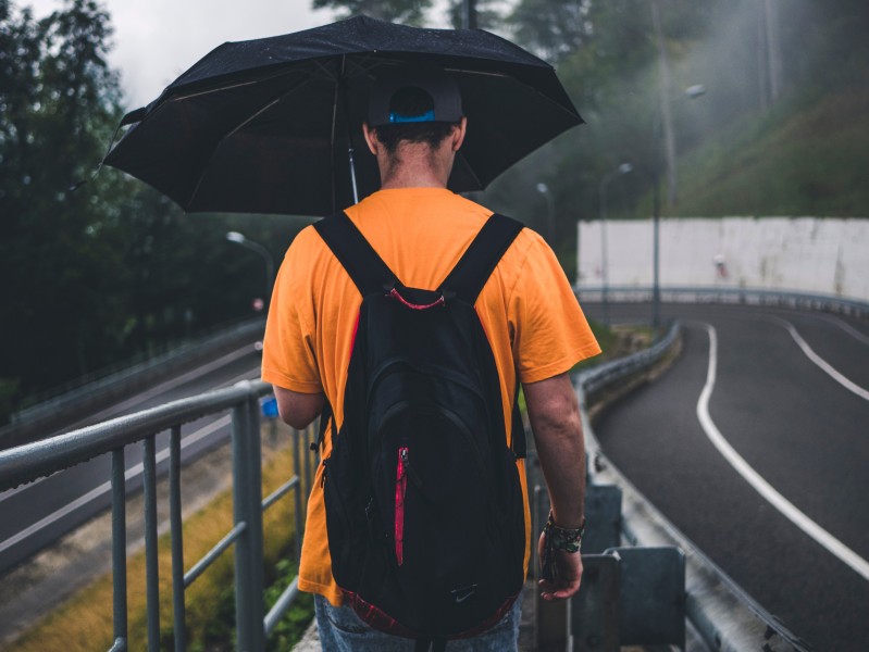 打着雨伞的人图片(14张)