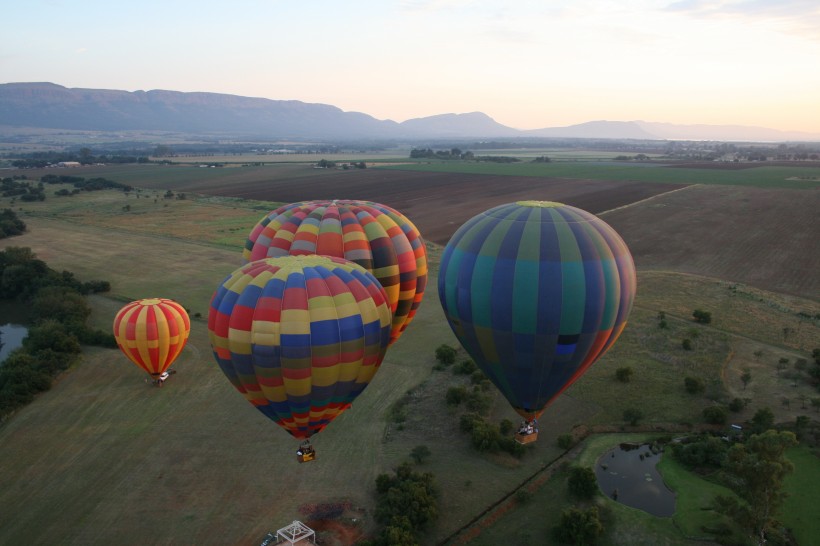 空中五颜六色的热气球图片(16张)