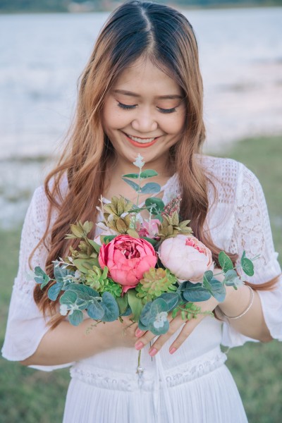 穿白裙的长发美女图片(11张)