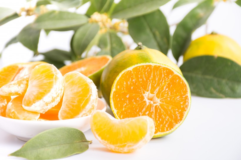 新鲜多汁剥开的橘子图片(8张)