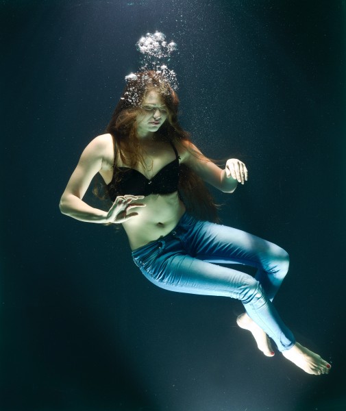 在水里表演的女人图片(10张)