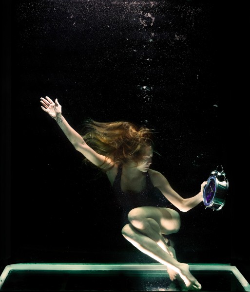 在水里表演的女人图片(10张)