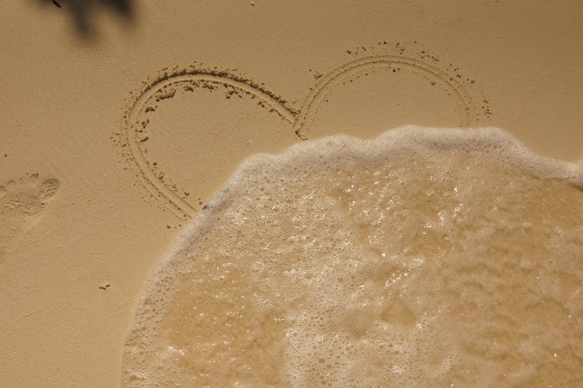 沙滩上的心形图案图片(10张)