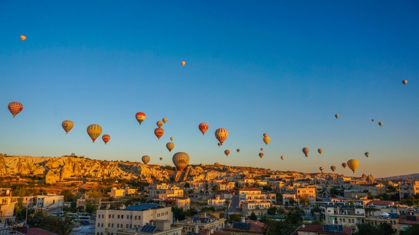 土耳其卡帕多西亚冉冉升起的热气球情景图片(10张)
