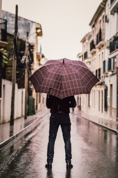 打着雨伞的人图片(14张)