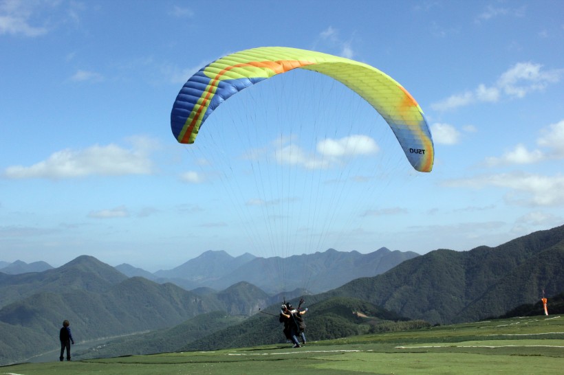 惊险刺激的滑翔伞运动图片(15张)