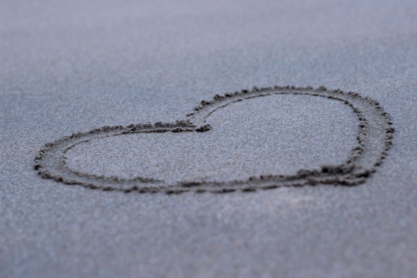 沙滩上的心形图案图片(10张)