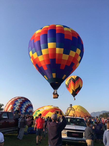 空中五颜六色的热气球图片(16张)