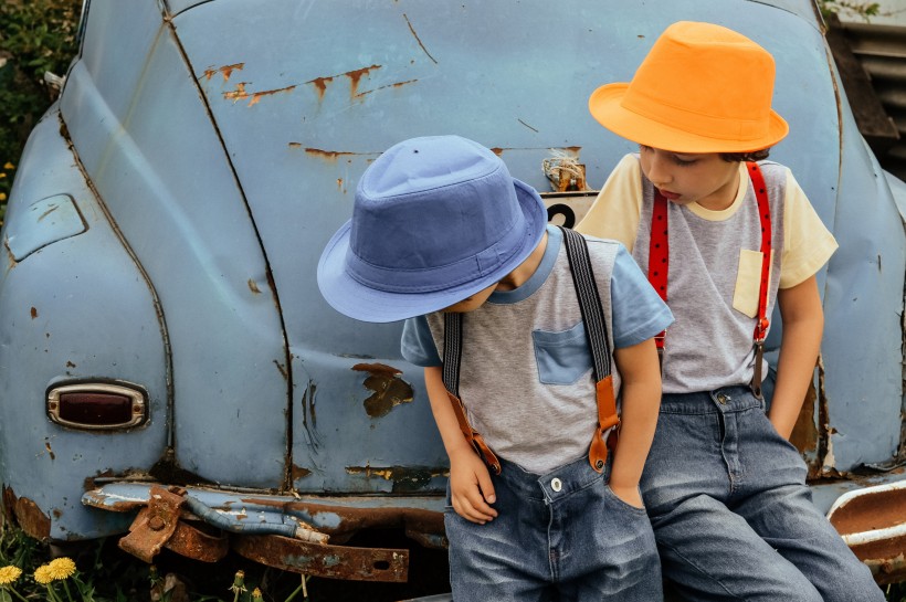两个戴帽子的小男孩图片(9张)
