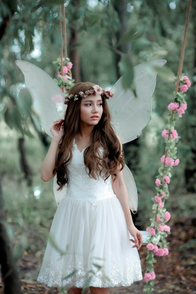 穿白色天使裙的美女图片(8张)