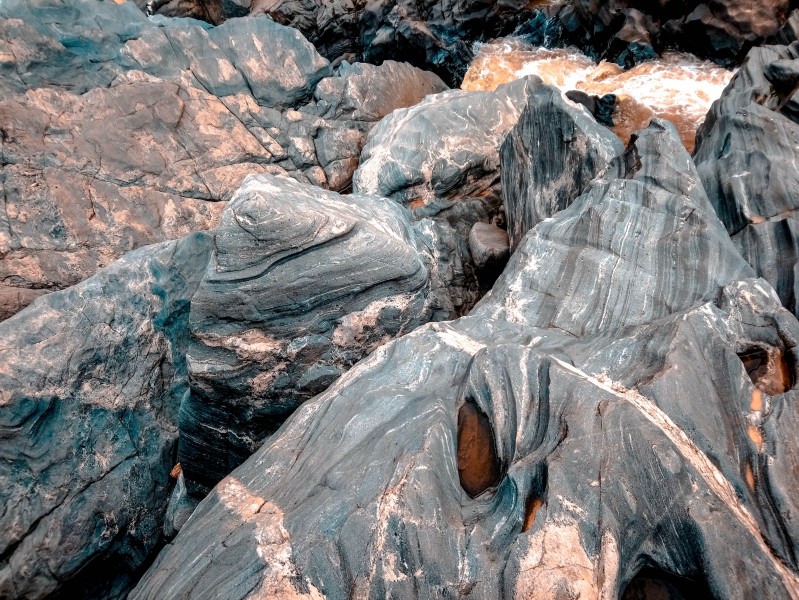 溪流边的岩石图片(10张)