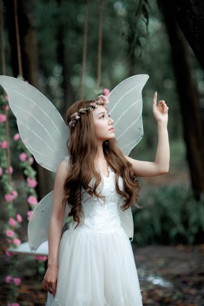 穿白色天使裙的美女图片(8张)