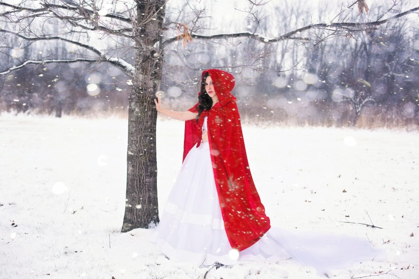 雪地里的时尚女孩图片(11张)
