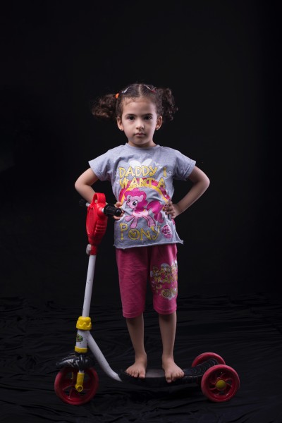玩滑板车的小女孩图片(9张)