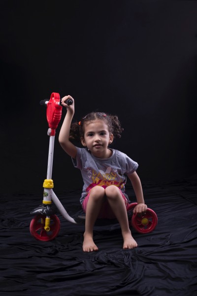 玩滑板车的小女孩图片(9张)