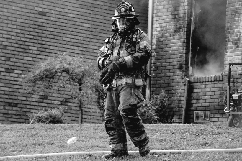 救火的消防员图片(10张)
