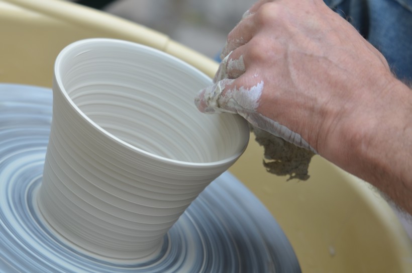 制作陶瓷的拉坯过程图片(15张)
