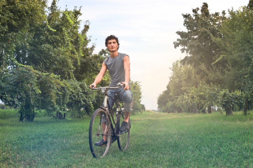 骑着自行车的人图片(10张)