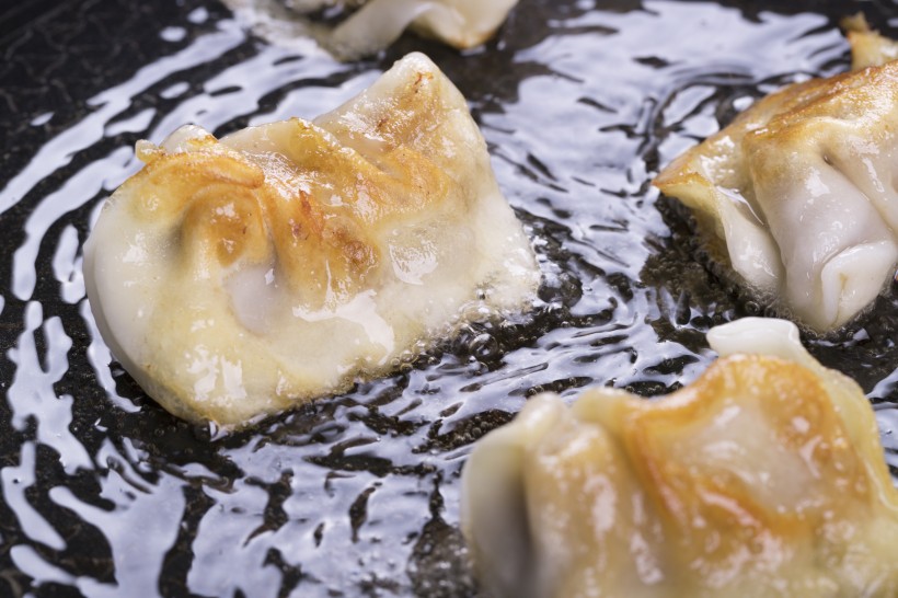 金黄酥脆美味飘香的煎饺图片(10张)