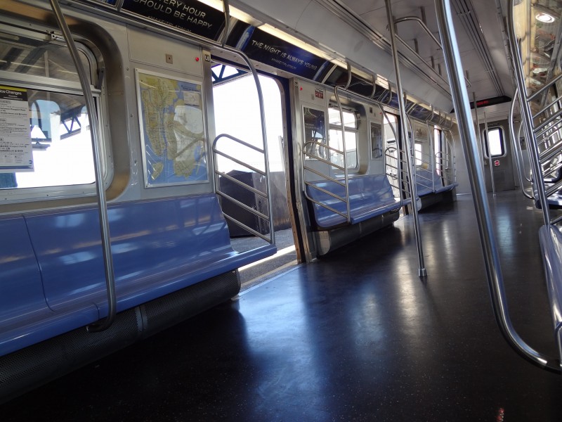 整洁的地铁座位图片(14张)