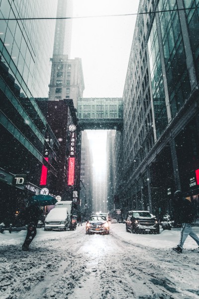 在雪中撑伞的人图片(11张)