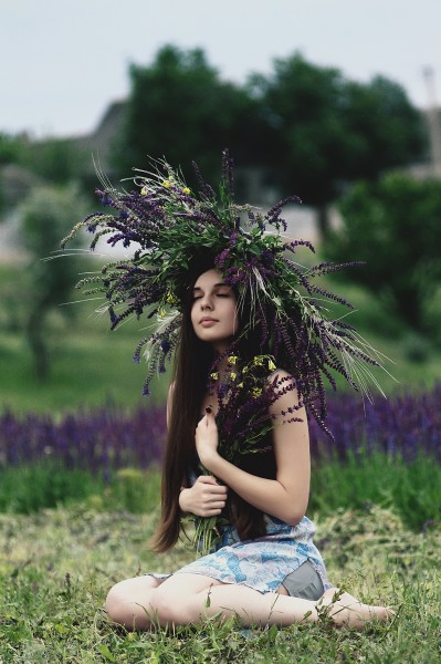 头戴鲜花的女人图片(9张)