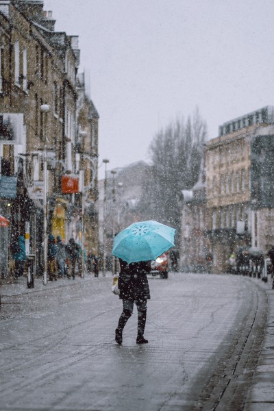 在雪中撑伞的人图片(11张)