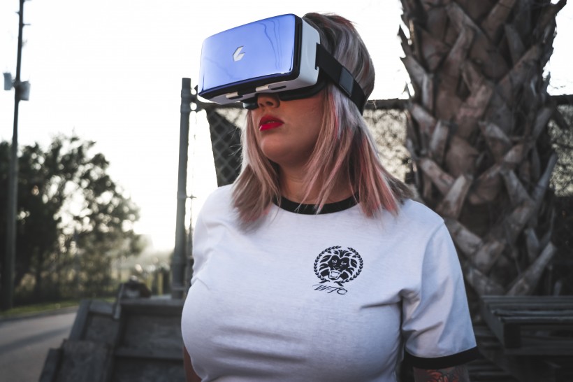 戴VR眼镜的女人图片(10张)