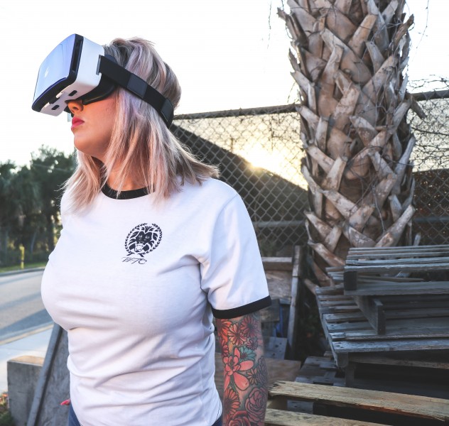 戴VR眼镜的女人图片(10张)