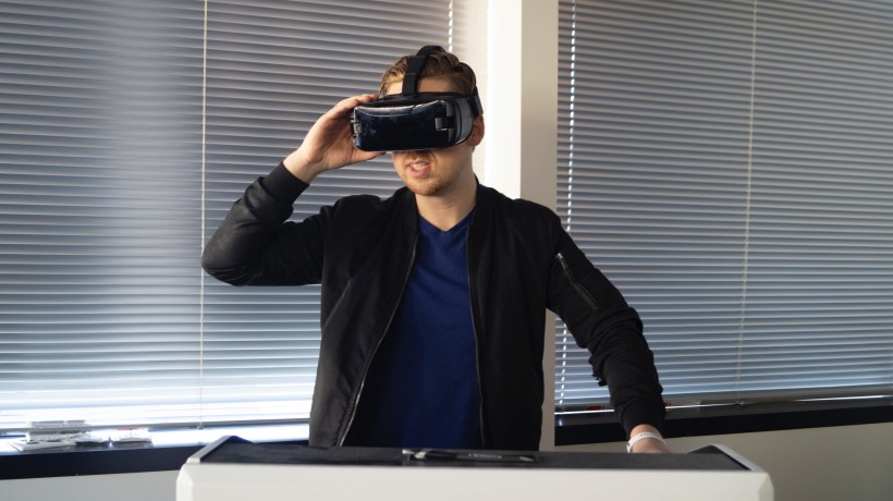 戴VR眼镜的男人图片(14张)