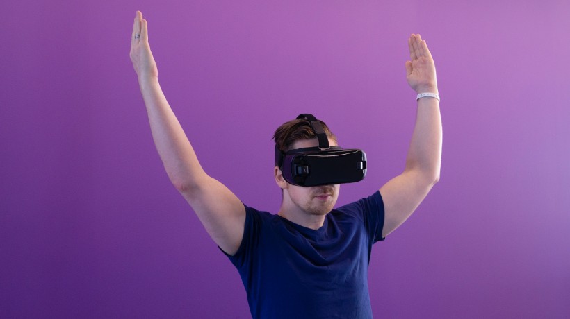 戴VR眼镜的男人图片(14张)