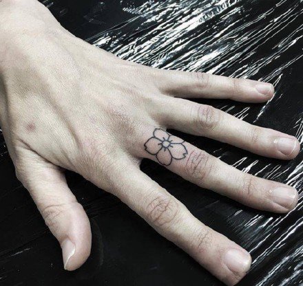 9款极简风格的手指上的艺术纹身图案