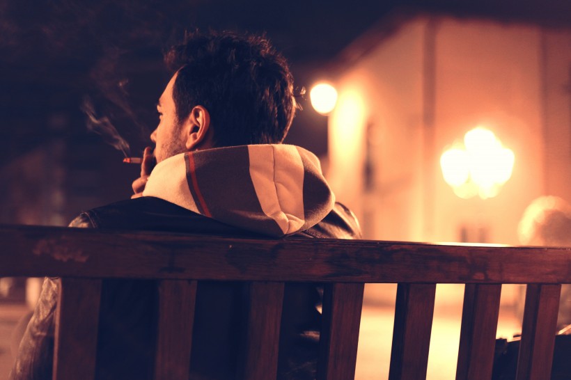 抽烟的男人图片(23张)