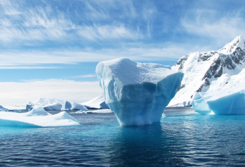露在海面上冰山图片(14张)